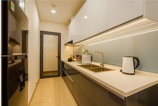 Family Apartment, 2 Bedrooms, Pool Access, Sea View | Private kitchen | Fridge, microwave, oven, stovetop