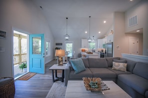 TV, fireplace - Carova Beach, 4x4, Wild Horses, New home built in 2025.
🏝 (Corolla)