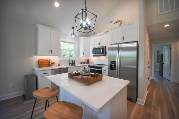 Micro-ondes, four, plaque de cuisson, lave-vaisselle