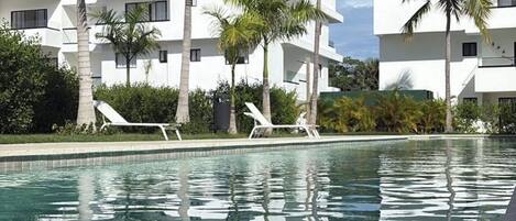 حمّام سباحة خارجي، حمّام سباحة مُدفَّأ