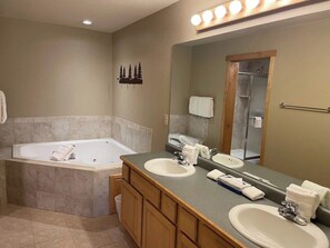 Boblebad, hårføner, håndklær og såpe