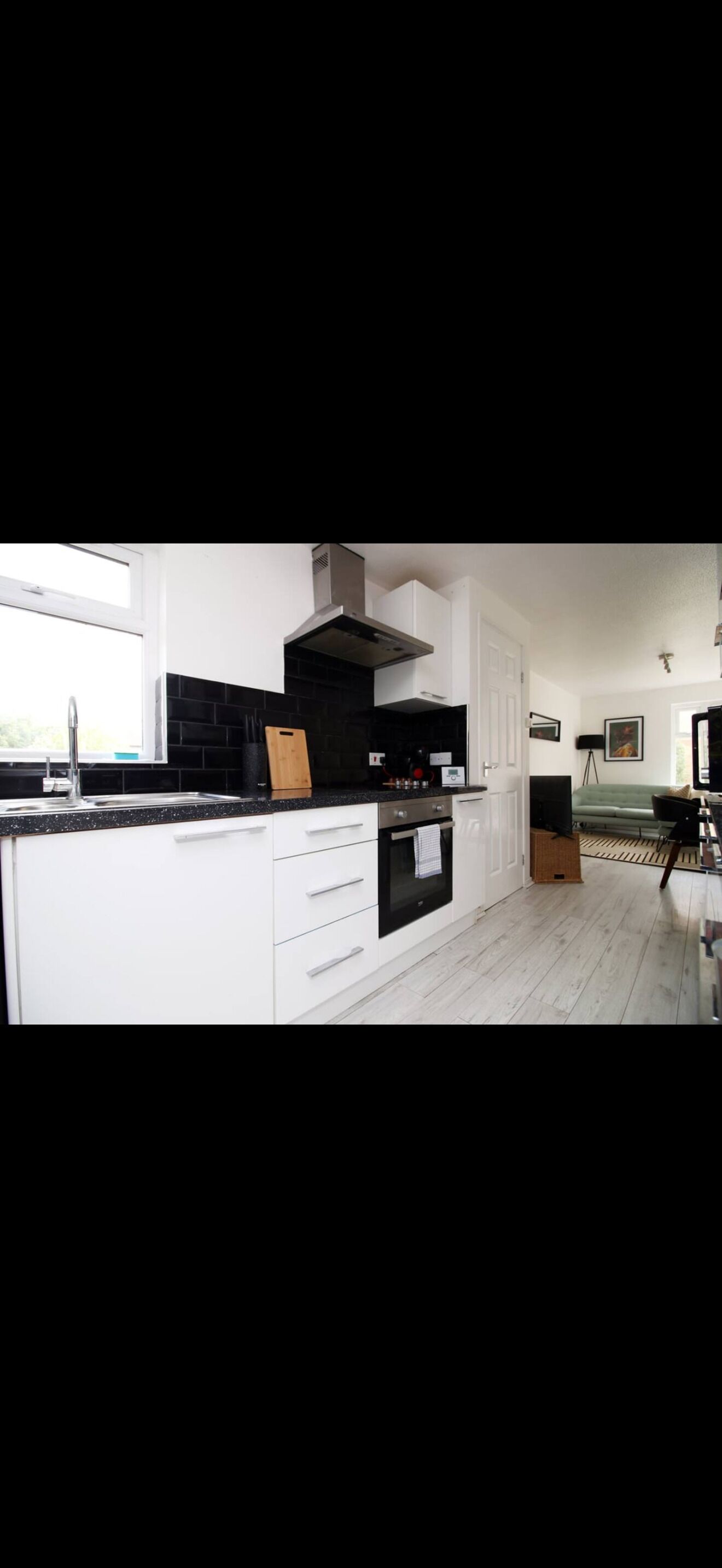 Mikrobølgeovn, ovn, kokeplater og oppvaskmaskin