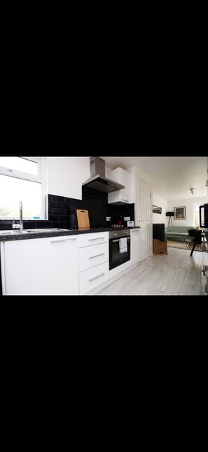 Micro-ondes, four, plaque de cuisson, lave-vaisselle