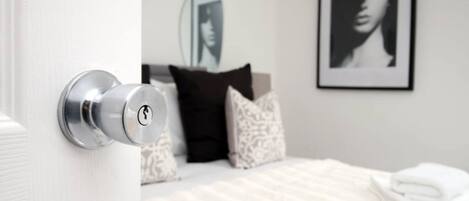 4 bedrooms, iron/ironing board, WiFi, bed sheets