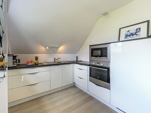 Kjøleskap, mikrobølgeovn, ovn og kjøkkenutstyr