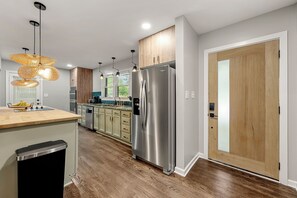 Køleskab, mikrobølgeovn, ovn, kogeplade