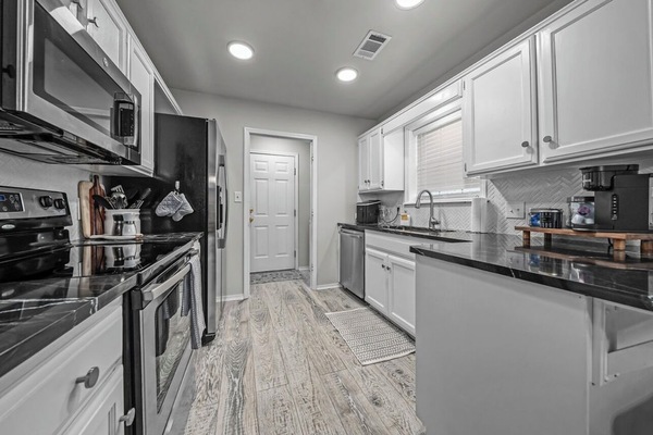 Microondas, horno, parrilla de estufa y lavavajillas