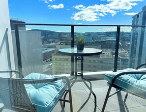 Outdoor dining - Right in the heart of the City! .. Modern new fully equipped apartment! (Canberra)