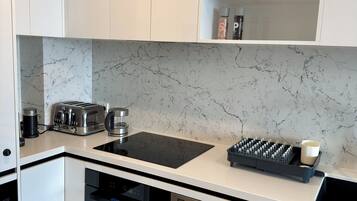 Kühlschrank, Mikrowelle, Ofen, Herdplatte