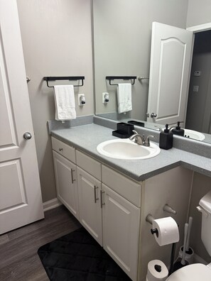 Towels, toilet paper - ATL Reset / Stylish & Peaceful (Atlanta)