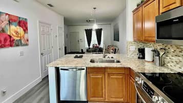 Microondas, horno, placa de cocina, lavavajillas