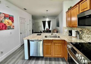 Micro-ondes, four, plaque de cuisson, lave-vaisselle