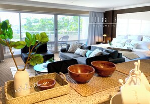 1 bedroom, iron/ironing board, Internet, bed sheets - Ocean View Waikiki Luxury Ilikai Hotel~ (Honolulu)