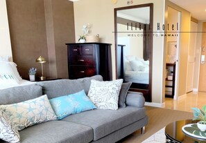 Living area - Ocean View Waikiki Luxury Ilikai Hotel~ (Honolulu)