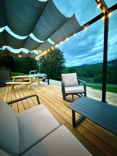 Tiny Tin Haven • Mountain Views + Private Deck