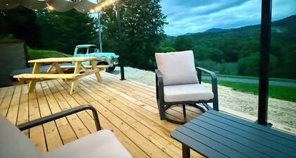 Tiny Tin Haven • Mountain Views + Private Deck