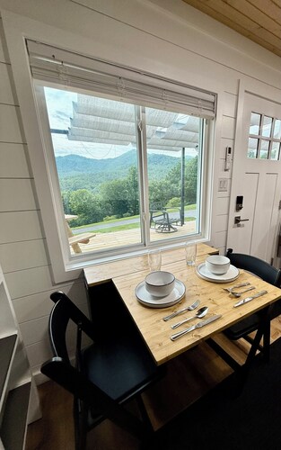 Tiny Tin Haven • Mountain Views + Private Deck