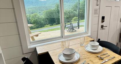 Tiny Tin Haven • Mountain Views + Private Deck