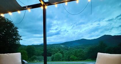 Tiny Tin Haven âą Mountain Views + Private Deck