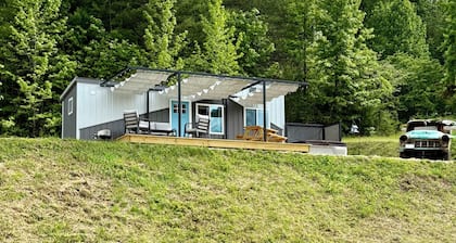 Tiny Tin Haven • Mountain Views + Private Deck