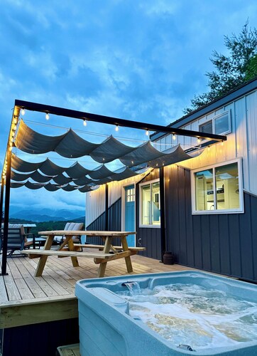 Tiny Tin Haven • Mountain Views + Private Deck