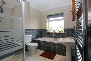 Separate tub and shower, towels, toilet paper - Cosy Haven (Bournemouth)