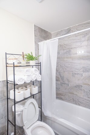 Douche, baignoire à remous, séchoir à cheveux, bidet