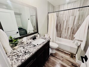 Doccia, asciugacapelli, asciugamani, sapone