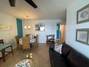 TV - Modern Beachfront Suite at Hollywood Broadwalk (Hollywood)