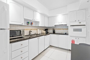 Kühlschrank, Mikrowelle, Ofen, Geschirrspüler