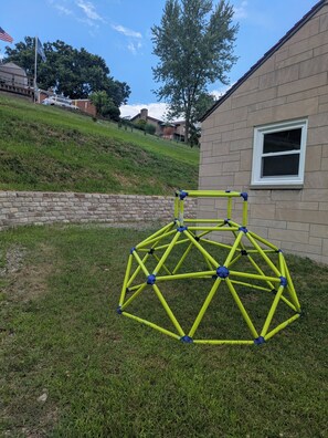 Property grounds - Charming 3-bedroom Retreat in Pittsburgh (Pittsburgh)