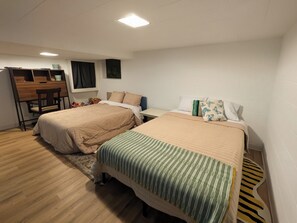 3 bedrooms, iron/ironing board, WiFi, bed sheets - Charming 3-bedroom Retreat in Pittsburgh (Pittsburgh)