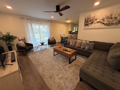 Updated Westbury Getaway Gem - 3 bedroom oasis