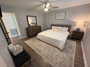 3 bedrooms, iron/ironing board, WiFi, bed sheets - Updated Westbury Getaway Gem - 3 bedroom oasis (Houston)