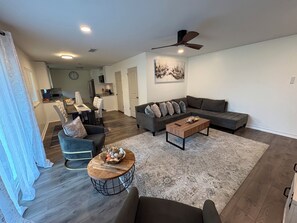 TV - Updated Westbury Getaway Gem - 3 bedroom oasis (Houston)