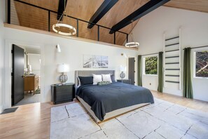 5 sovrum, skrivbord, strykjärn/strykbräda och resesäng