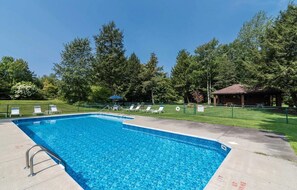 Utomhuspool och uppvärmd pool