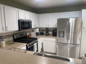 冷蔵庫、電子レンジ、オーブン、コンロ