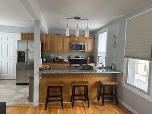 Een microgolfoven, een oven, een kookplaat