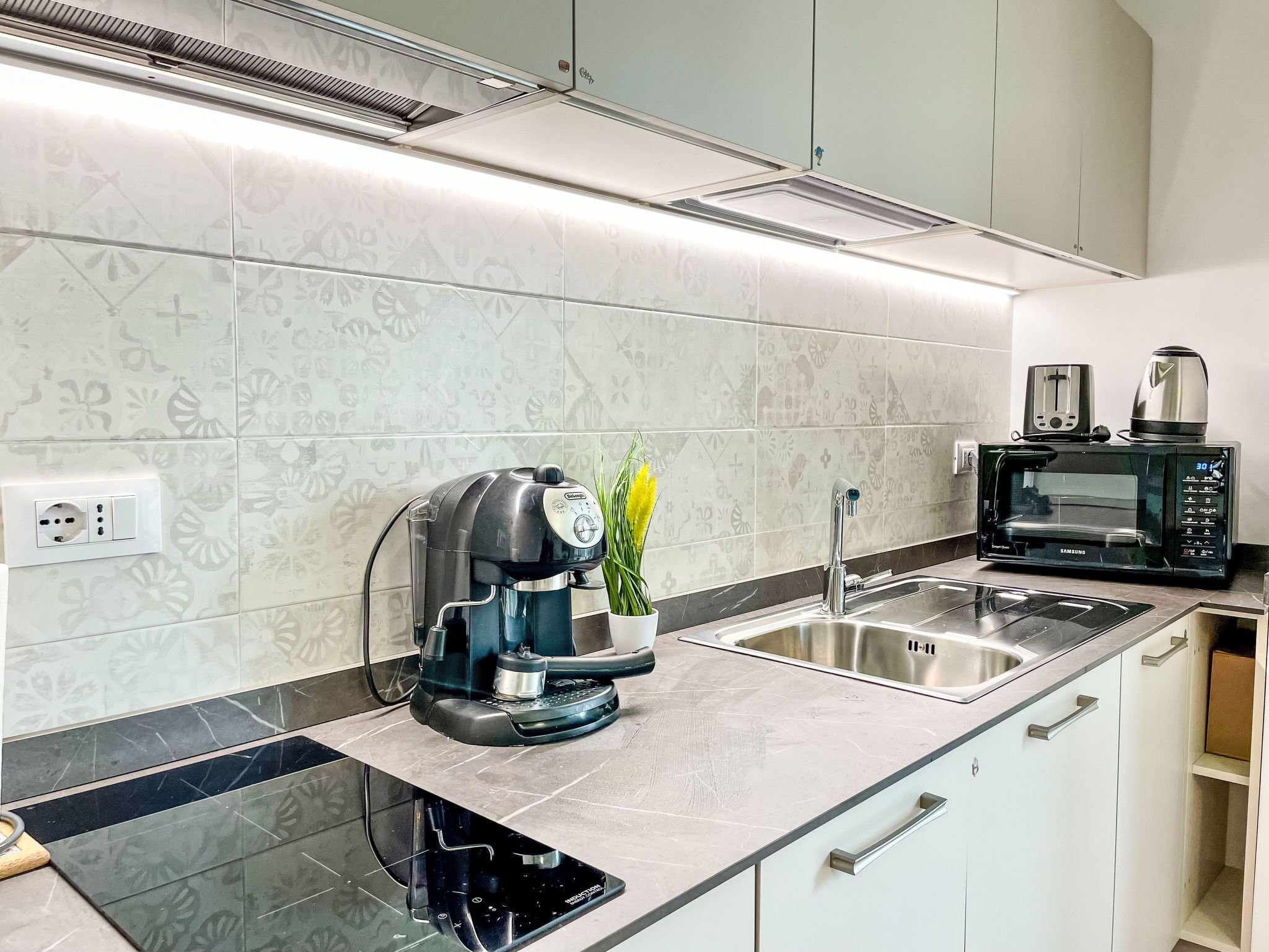 Kühlschrank, Geschirrspüler, Kochgeschirr/Geschirr/Besteck