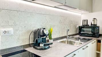 Kühlschrank, Geschirrspüler, Kochgeschirr/Geschirr/Besteck