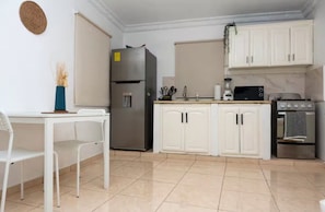 Apartamento (#8) | Cozinha privada | Cooktop, lava-louças, talheres/pratos/utensílios de cozinha