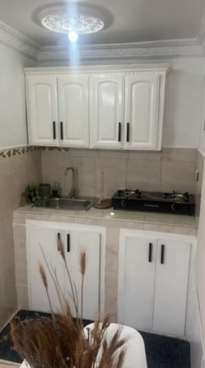 Apartamento (#7) | Cozinha privada | Cooktop, lava-louças, talheres/pratos/utensílios de cozinha