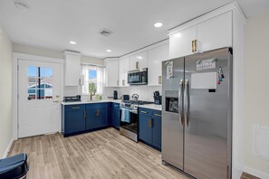 Køleskab, mikrobølgeovn, ovn, kogeplade