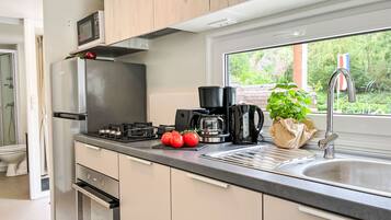 Kühlschrank, Mikrowelle, Ofen, Kochgeschirr/Geschirr/Besteck