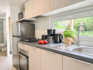 Kühlschrank, Mikrowelle, Ofen, Kochgeschirr/Geschirr/Besteck