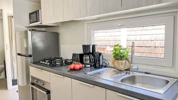 Kühlschrank, Mikrowelle, Ofen, Kochgeschirr/Geschirr/Besteck