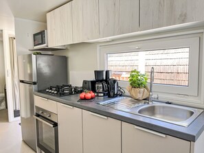 Kühlschrank, Mikrowelle, Ofen, Kochgeschirr/Geschirr/Besteck