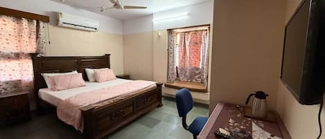 4 bedrooms, desk, iron/ironing board, free WiFi