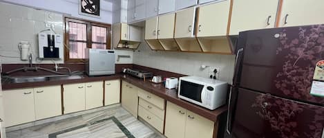 Kühlschrank, Mikrowelle, Herdplatte, Geschirrspüler